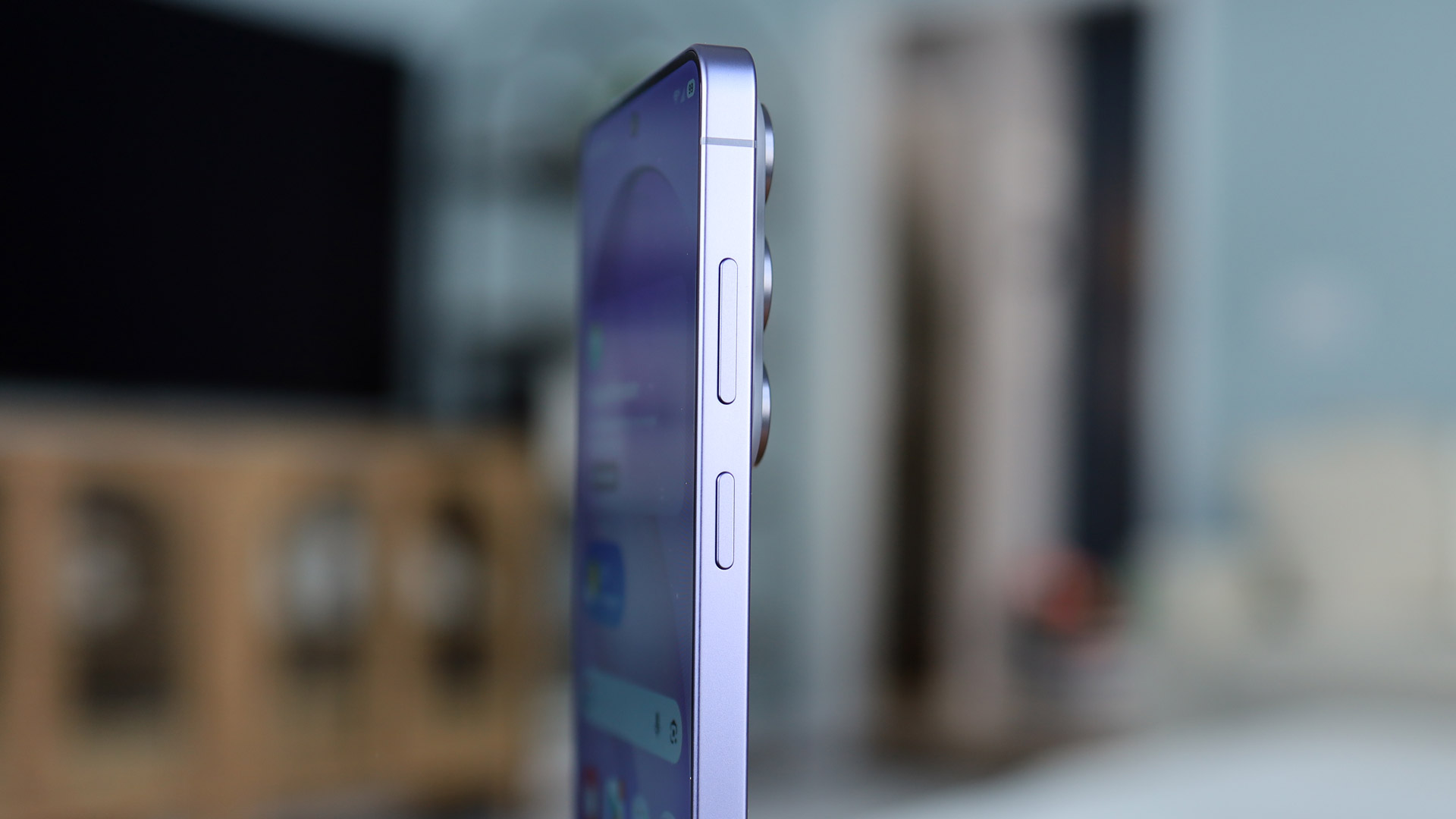 A person holding the Cobalt Violet Samsung Galaxy S26 Ultra to show its size and rounded corner design.