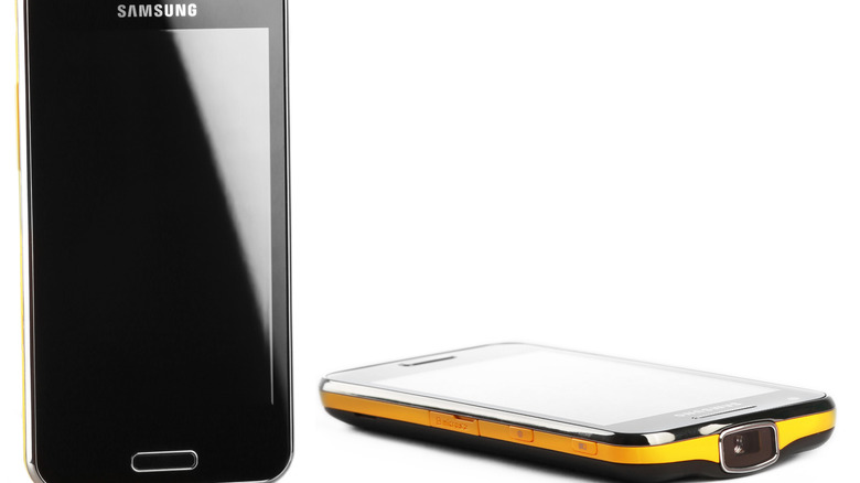 Front view and side profile of a Samsung Galaxy Beam showing the yellow-accented projector lens on the top edge.