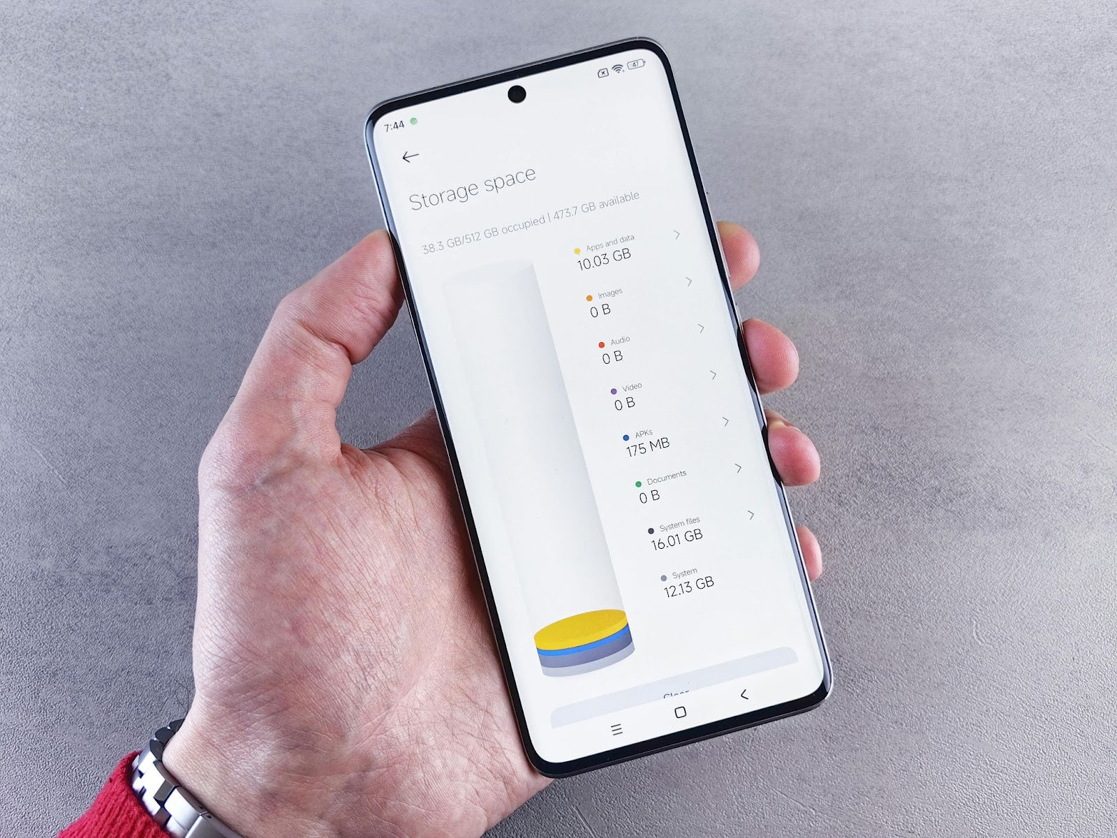 A smartphone interface showing a detailed graphic of used versus free storage.