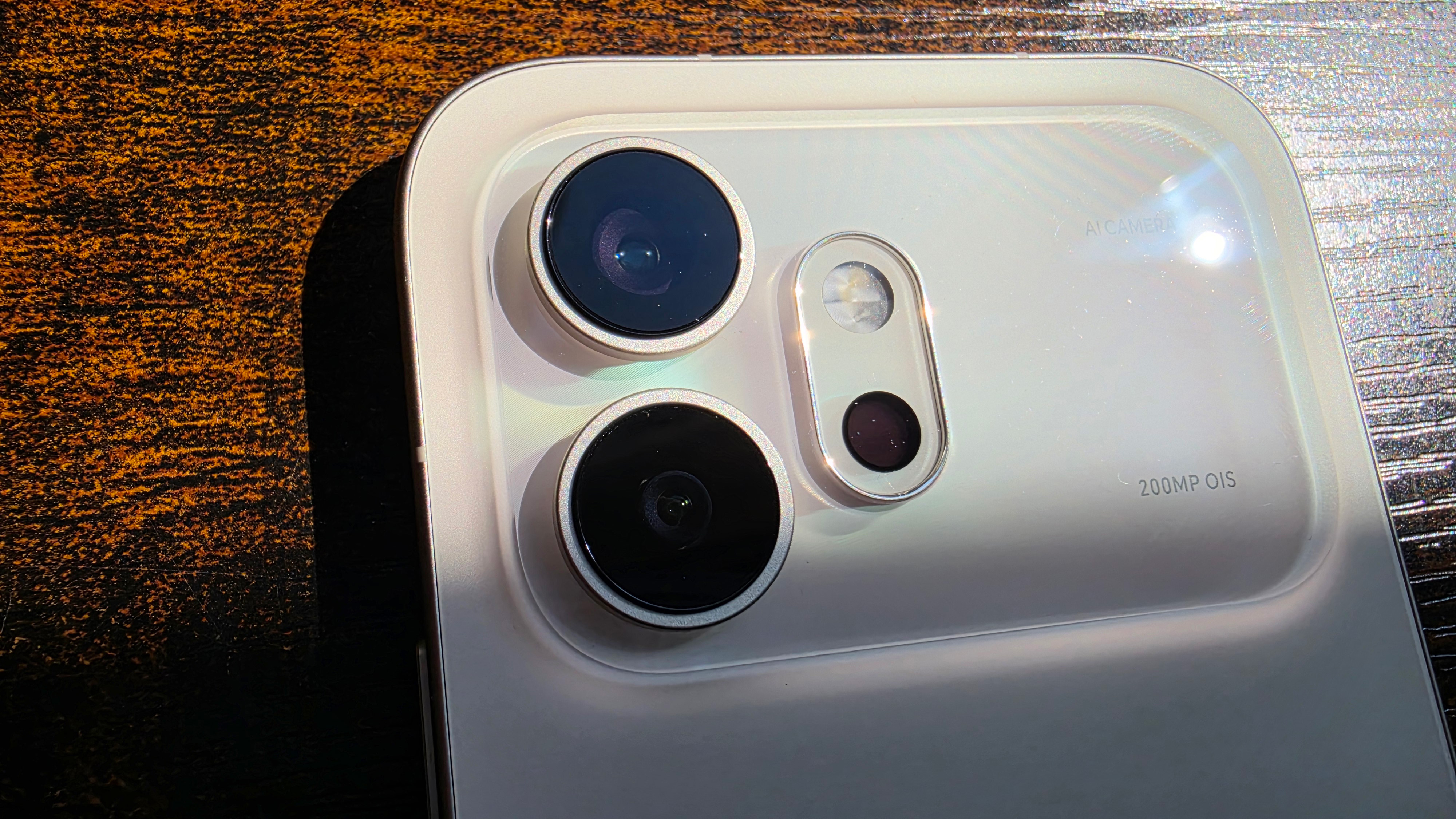 Close-up detail of the circular camera module on the Honor 600 highlighting the 200MP sensor.