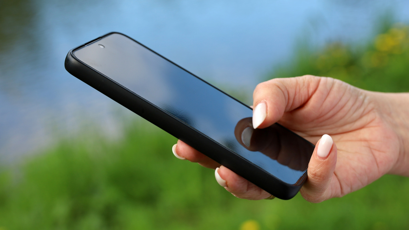 5 Best Android Phones for Sunlight: Phone Brightness Nits