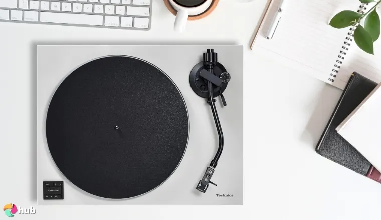 A Technics SL-40CBT direct-drive turntable with a sleek black finish.