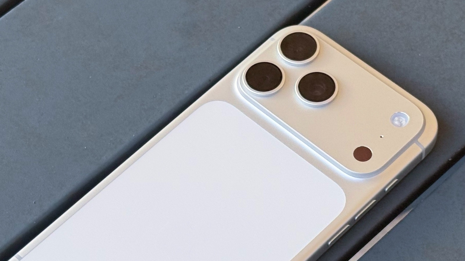 5 Android Flagships With Better Battery Life Than iPhone 17 Pro