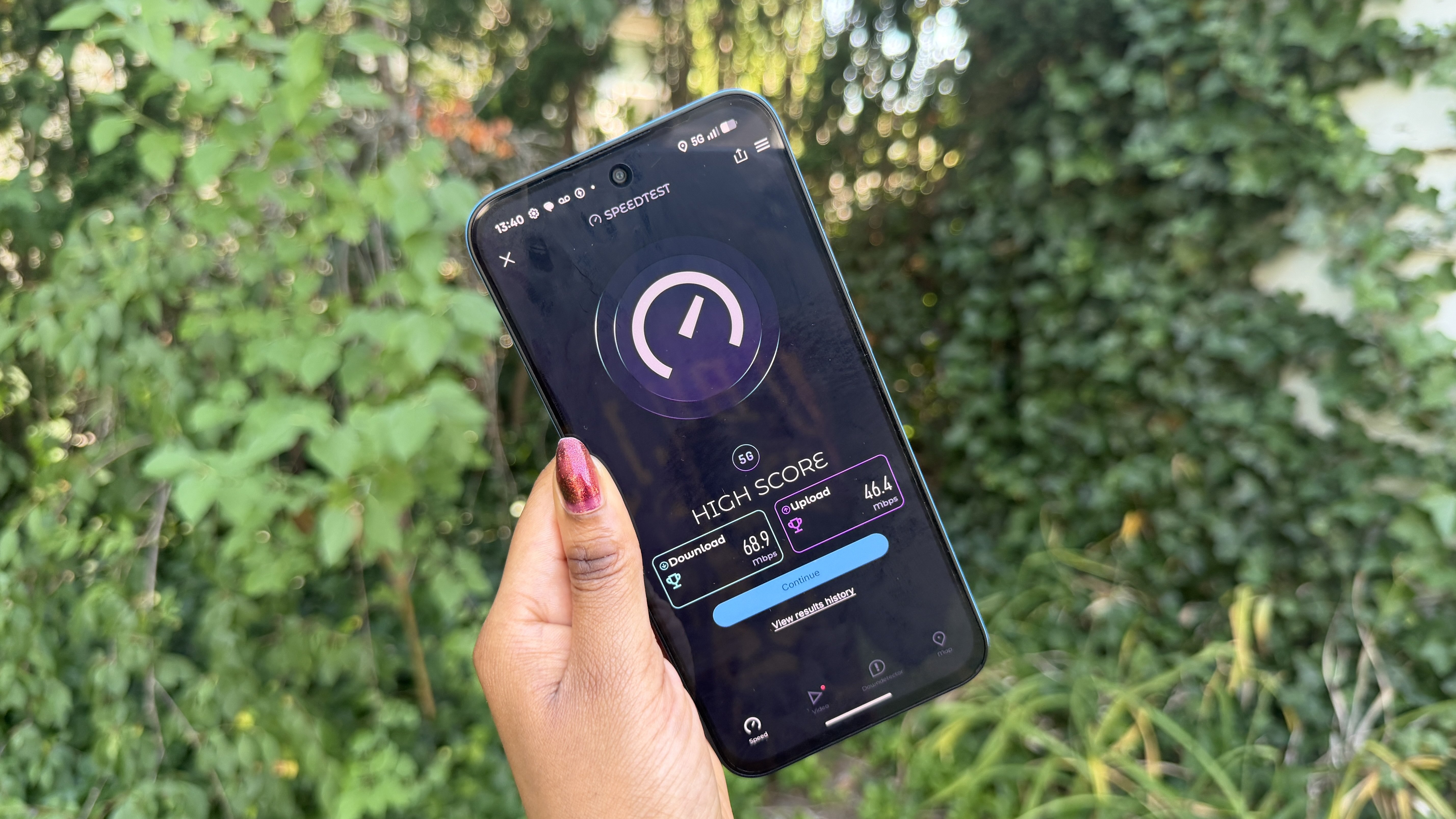 The Ookla Speedtest app running on the Nothing Phone (4b) display.